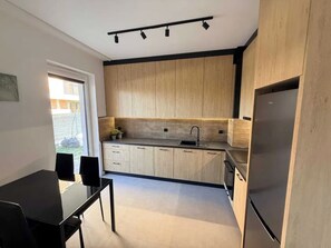 Deluxe Apartment, Patio, City View | Private kitchen | Fridge, microwave, oven, stovetop - Golden Stay (Wrocław)