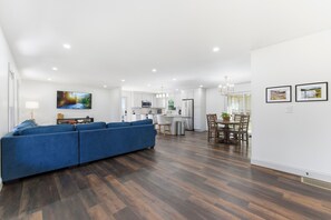 Smart TV - Ranch in Marietta Near Truist, ATL, KSU & DT Marietta (Marietta)