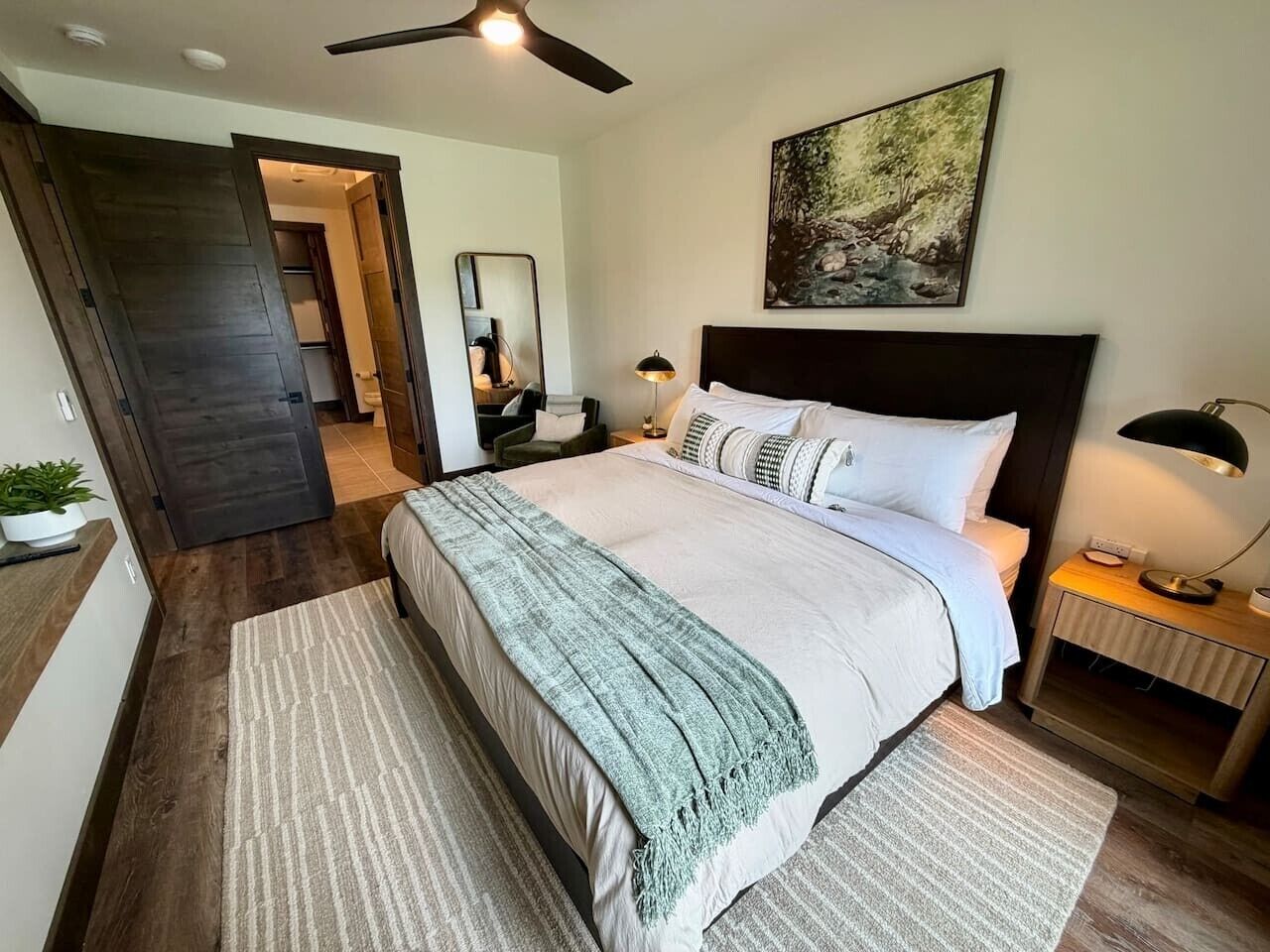 Desk, travel crib, WiFi, bed sheets