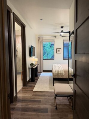 Escritorio, cuna de viaje, wifi y ropa de cama 