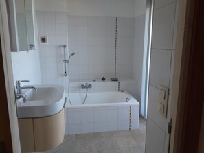 Shower, hair dryer, towels, soap - Architect-designed villa with panoramic ocean views of Cap Corse - (200m from the beach) (San-Martino-di-Lota)