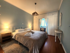 1 bedroom, desk, iron/ironing board, travel cot - Serene Madalena Mar Apartment Steps Away from Praia da Rocha (Portimão)