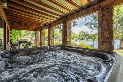 Luxury Log Cabin on Lake- Sleeps 12 with boat dock & ramp
