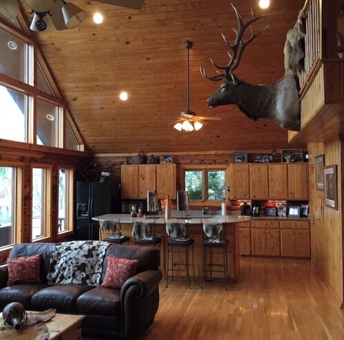 Beach Haven Hideaway- Luxury Log Cabin on Lake- Sleeps 12 with boat dock & ramp