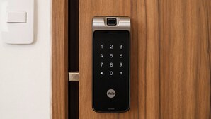 A Yale smart lock on a wooden door. - Dept. Central Location | Fast Wi-Fi | 2 Bedrooms | Val'Quirico (San Martín Texmelucan de Labastida)