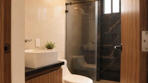 A modern bathroom with a toilet, a sink, and a shower enclosure. - Dept. Central Location | Fast Wi-Fi | 2 Bedrooms | Val'Quirico (San Martín Texmelucan de Labastida)