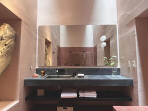 Superior-Doppelzimmer | Badezimmer | Dusche, kostenlose Toilettenartikel, Haartrockner, Handtücher