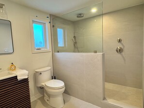 Shower, towels, soap, shampoo - Sunset Lagoon Retreat-Waterfront views & kayak (Tuckerton)