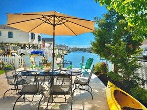 Outdoor dining - Sunset Lagoon Retreat-Waterfront views & kayak (Tuckerton)