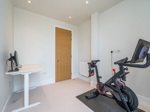 Fitness facility - Three-Bedroom Apartment with Exceptional City Views (Edinburgh)