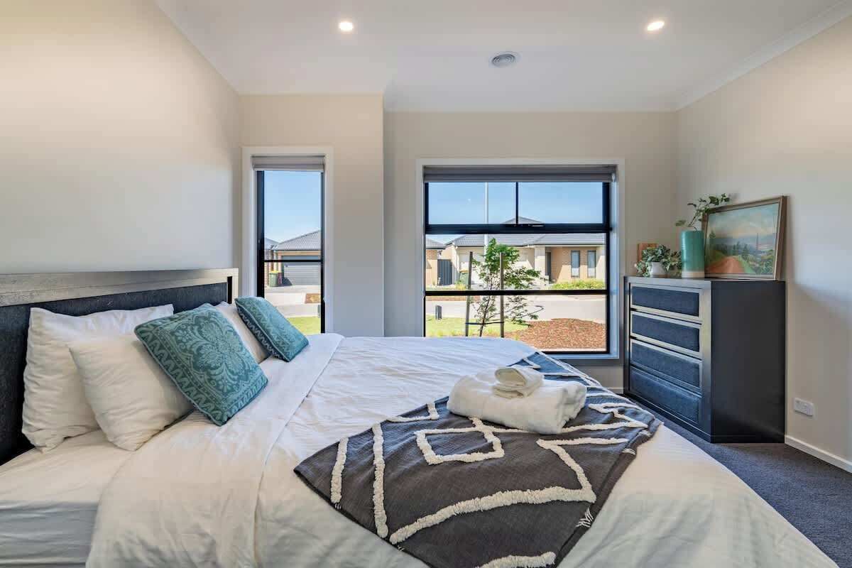 4 bedrooms, iron/ironing board, WiFi, bed sheets