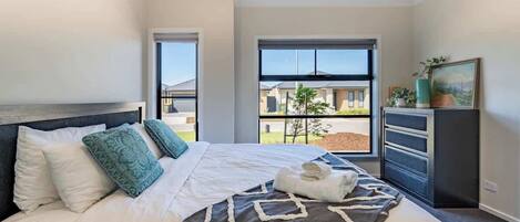 4 bedrooms, iron/ironing board, WiFi, bed sheets