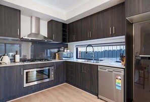 Wasserkocher mit Kaffee-/Teezubehör, Kühlschrank, Mikrowelle, Ofen