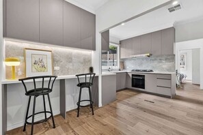 Coffee/tea maker, fridge, microwave, oven - Stylish 2BR Home near Ashburton Village&Chadstone (Ashburton)
