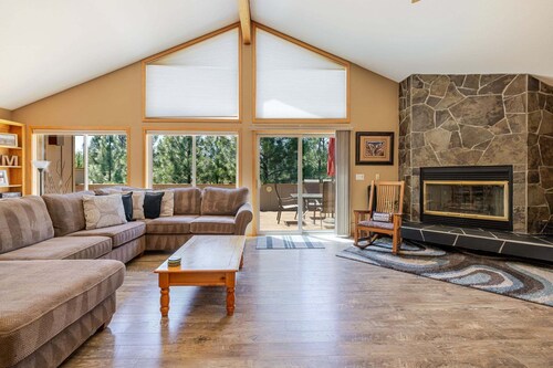 11 Wallowa - Sunriver Retreat with Hot Tub, Ping Pong, 8 SHARC Passes