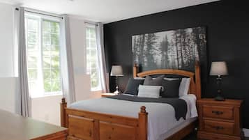 2 bedrooms, desk, iron/ironing board, travel crib