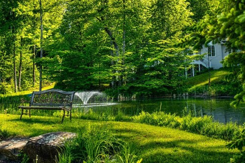 Hot Tub, AC, Pond, BBQ, 40 min to Algonquin