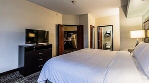 Iron/ironing board, free WiFi, bed sheets, wheelchair access - Accessible 1BR Suite w/ Breakfast Included & Pool (Laredo)