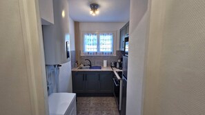 Fridge, toaster, cookware/dishes/utensils - Vaux-sur-Mer - FULLY RENOVATED APARTMENT - GROUND FLOOR - CHANTE ALOUETTE RESIDENCE (VAUX SUR MER)