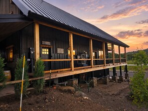 Exterior - Bear Creek Lodge+Wifi+Hotub+Sauna+AC+12minstoYNP (Island Park)