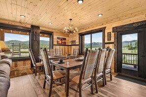 Dining - Bear Creek Lodge+Wifi+Hotub+Sauna+AC+12minstoYNP (Island Park)