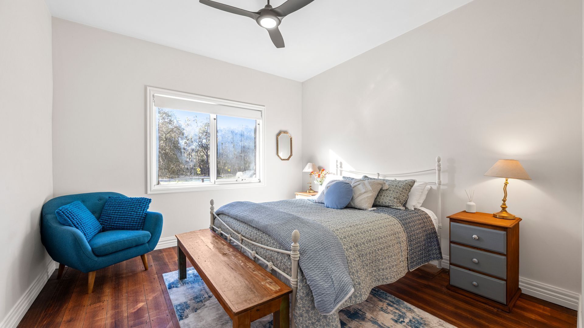 3 bedrooms, desk, WiFi, bed sheets