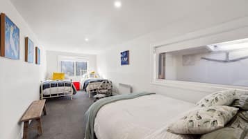 3 bedrooms, desk, WiFi, bed sheets