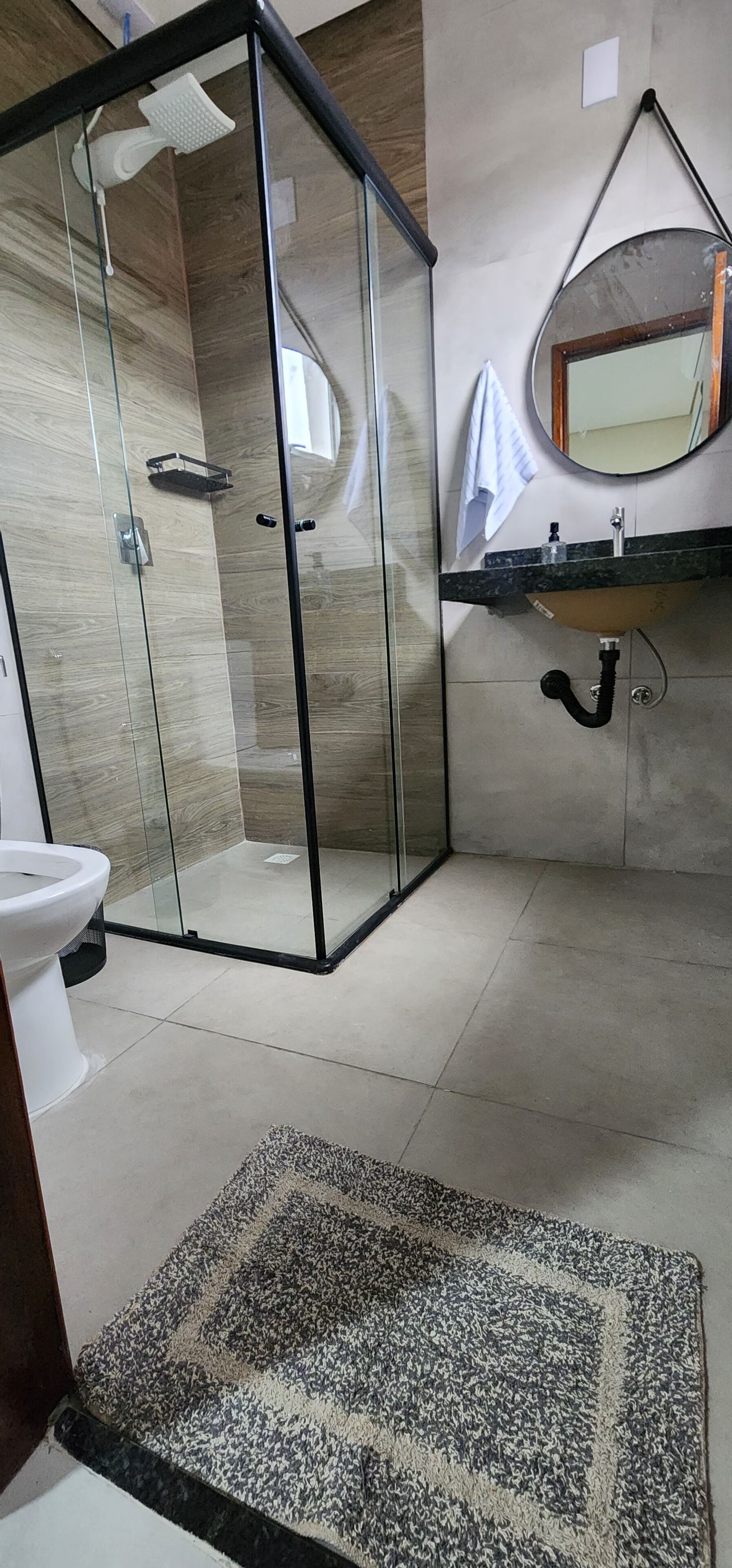 Chuveiro, secador de cabelo, toalhas de banho, sabonete