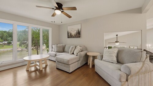 Poolside Paradise by Avantstay Waterfront Home + Pool + Spa Dock + Game Room Near Hiking