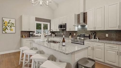 Poolside Paradise by Avantstay Waterfront Home + Pool + Spa Dock + Game Room Near Hiking