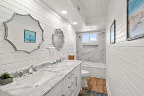 Shower, hair dryer, towels, shampoo - Sandy Beach Retreat and Gulf View (Galveston)
