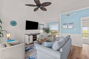 TV - Sandy Beach Retreat and Gulf View (Galveston)
