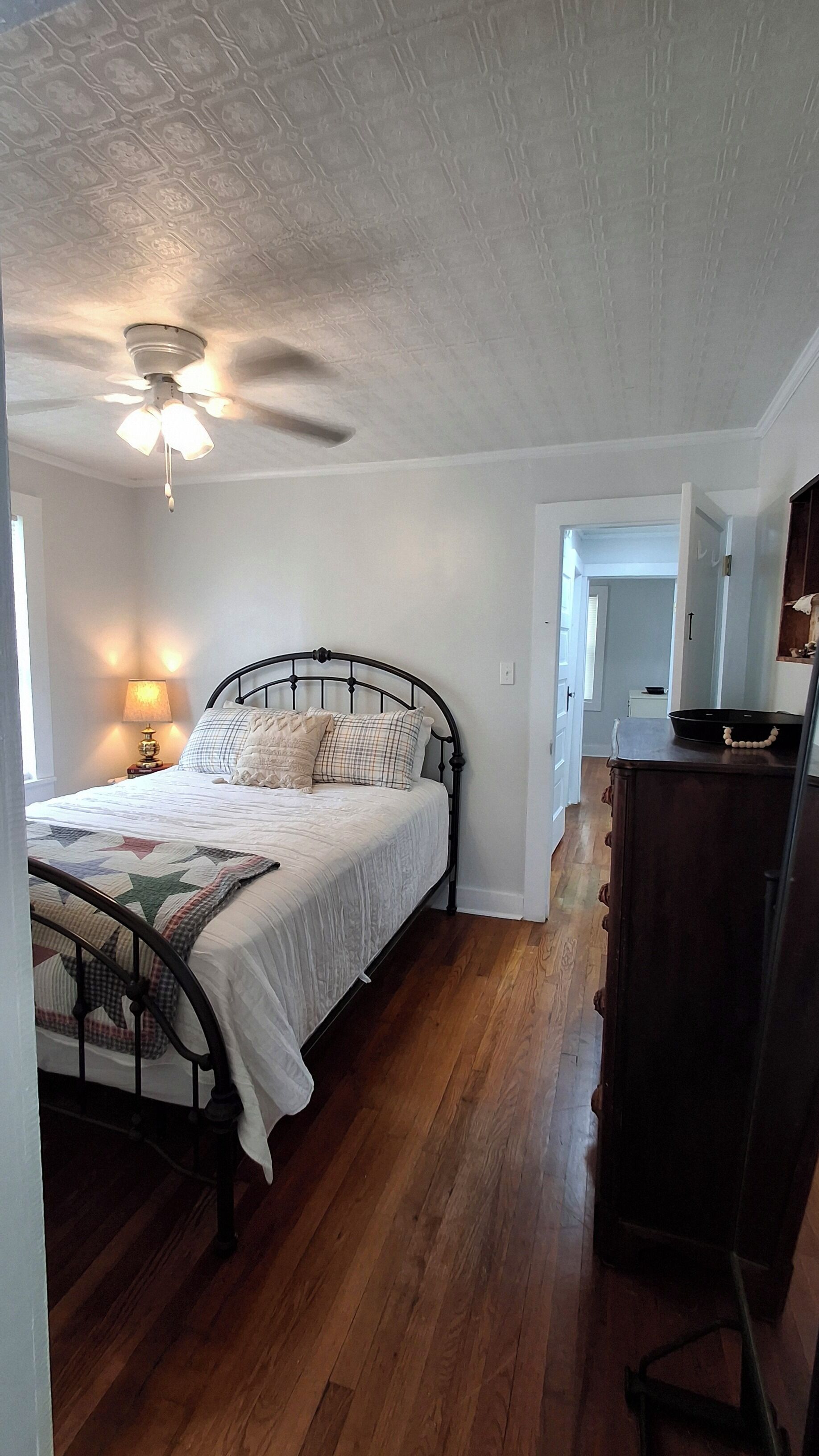 3 bedrooms, internet, bed sheets