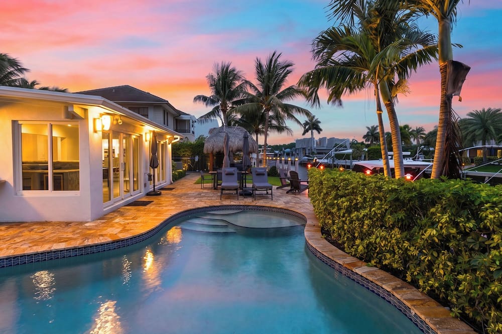 Coral Current by Avantstay Private Pool + Pool Table + Al Fresco Dining Canal Front + Boating - Lauderdale-by-the-Sea, FL