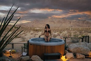 Outdoor spa tub - Kosen - Architectural Retreat - Pool, Spa & Sauna (Yucca Valley)