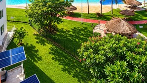 Un resort con piscina, palme e vista su grattacieli.