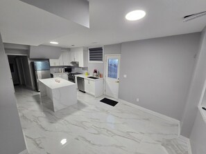 Private kitchen - 3BR Retreat Near Clifton Hill | 15-Min Walk to Falls + Free Parking (Niagara Falls)
