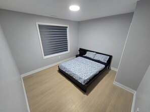 Room - 3BR Retreat Near Clifton Hill | 15-Min Walk to Falls + Free Parking (Niagara Falls)