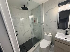 Bathroom - 3BR Retreat Near Clifton Hill | 15-Min Walk to Falls + Free Parking (Niagara Falls)