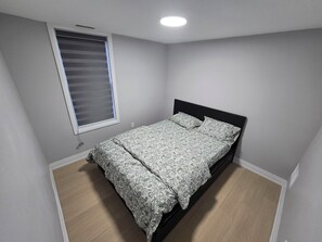 Room - 3BR Retreat Near Clifton Hill | 15-Min Walk to Falls + Free Parking (Niagara Falls)