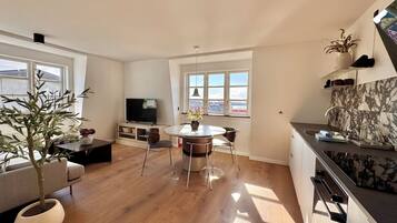Superior Apartment, 2 Bedrooms, City View | Interior