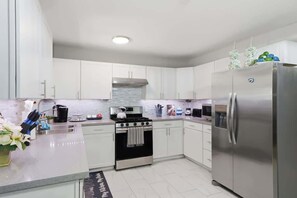 Coffee/tea maker, fridge, microwave, oven - Stunning 8BR | 10 Beds with Arcade Game Near Strip! (North Las Vegas)