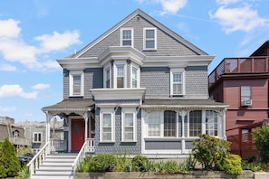 Exterior - Luxury condo in the heart of Newport (Newport)