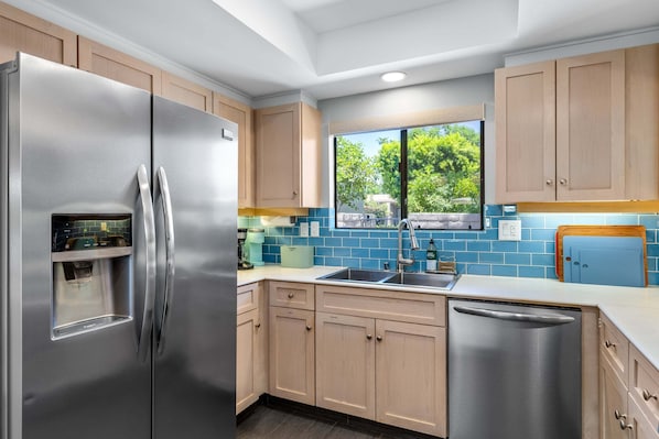 Coffee/tea maker, fridge, microwave, oven - Calm Waters Palm Springs | Mid-Century Modern 2BR | Access to Pool, Tennis, & Pickleball (Palm Springs)