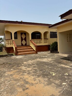 Exterior - Bonawu awesome House (Monrovia)