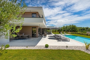 A modern two-story house with a swimming pool, outdoor seating, and a well-maintained garden. - Villa Horizonte Verde (Istria - Motovun) (Motovun)