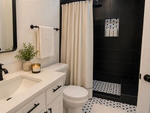 Bathroom - NEW Spacious 3-bedroom in Dowtown San Antonio- RIVER WALK & FROST BANK CENTER (San Antonio)