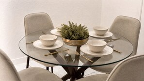 Dining - NEW Spacious 3-bedroom in Dowtown San Antonio- RIVER WALK & FROST BANK CENTER (San Antonio)