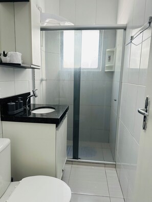 Shower, towels, soap, toilet paper - Vrbo Property (Maceio)