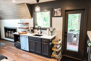 Coffee/tea maker, fridge, microwave, oven - 3BR cabin Pet's welcome Helen's Innsbruck Resort with hot tub, deck, and forest views. (Helen)